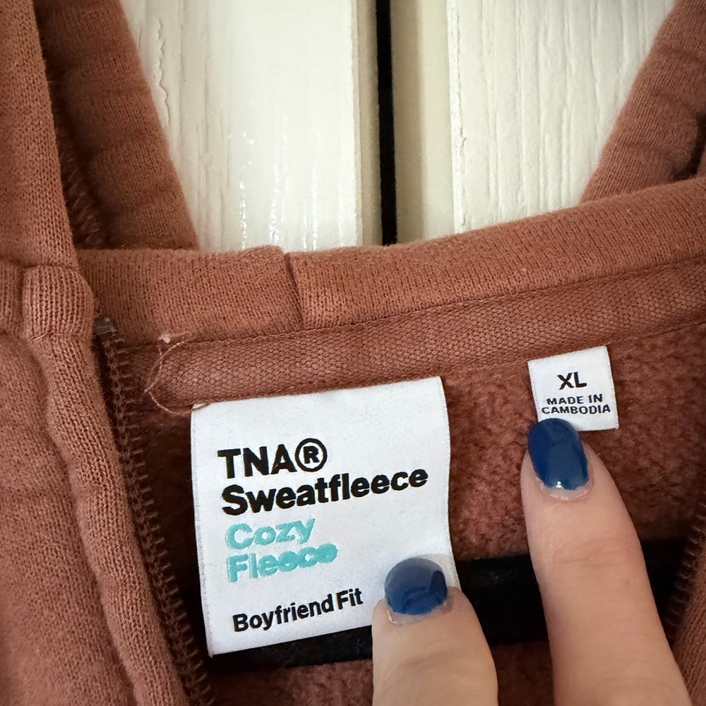 TNA Aritzia Sweatfleece Boyfriend Fit Cozy Fleece Hoodie in Warm Brown - Picture 3 of 4